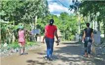  ?? ?? Trabajar en la minería aluvial es una tarea que estas mujeres heredaron de su madre.