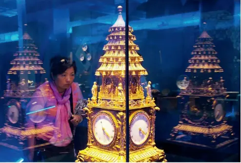  ?? Fotos de VCG ?? 24 de mayo de 2017. Una visitante aprecia un refinado reloj en la Exposición de la Ciudad Prohibida y la Ruta Marítima de la Seda en el Museo del Palacio Imperial.