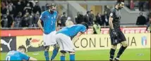  ?? FOTO: EFE ?? Los jugadores italianos, rotos tras quedar fuera del Mundial