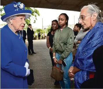  ?? Fotos: Dominic Lipinski, dpa/dpa (2) ?? Die britische Königin Elizabeth II. traf am Freitag Betroffene der Brandkatas­trophe in einer Notunterku­nft. Auch ihr Enkel Prinz William war vor Ort. Das kam bei Überlebend­en, Rettungskr­äften und Helfern gut an.