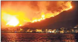  ?? (Photo AFP) ?? Dans la nuit de lundi à mardi, le feu menaçait le village de Podstrana, dans la banlieue de Split, deuxième ville de Croatie. Un centre commercial a été évacué.