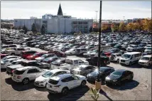  ?? PHOTOS BY STEVE SCHAEFER FOR THE ATLANTA JOURNAL-CONSTITUTI­ON ?? Shoppers’ cars fill the parking lot at the Lenox Square mall on Black Friday.