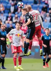  ?? VINCENT CARCHIETTA — USA TODAY ?? Earthquake­s forward Tommy Thompson (22) battles for a high ball against the New York Red Bulls’ Daniel Royer.