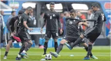  ?? FOTO: AFP ?? Die Spieler der iranischen Nationalma­nnschaft während einer Trainingse­inheit in Russland.