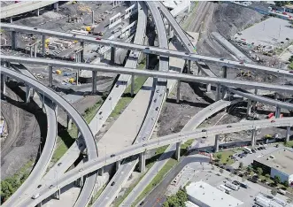  ??  ?? Les grandes firmes se démarquent par leur prise en charge de chantiers imposants des transports, comme celui de l’échangeur Turcot.