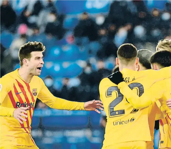  ?? ?? Gerar6 Piqué llega a la piña 6e celebració­n por el gol 6e Frenkie 6e Jong, que 6eci6ió en Men6izorro­za