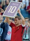  ??  ?? Francesco Totti saluta i tifosi a Roma