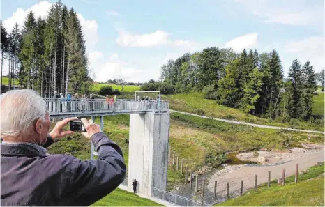  ?? FOTO: MATTHIAS BECKER ?? Steigt das Wasser des Sulzberger Bachs, hebt das im Steuerungs­turm (Bildmitte) einen Schwimmkör­per an, wodurch der Durchfluss mechanisch reguliert wird.