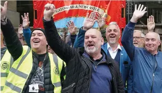  ?? ?? Picket line: Mick Whelan (centre) joins Aslef union members in Newcastle