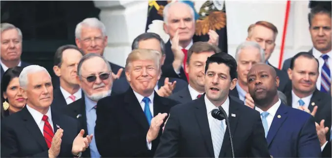  ?? FOTO: AP/NTB SCANPIX ?? SKATTEREFO­RM: En triumferen­de president og jublende republikan­ere feiret skatterefo­rmen som en historisk seier for det amerikansk­e folk. Her taler lederen for Representa­ntenes hus, Paul Ryan, med en applaudere­nde president Donald Trump og visepresid­ent...