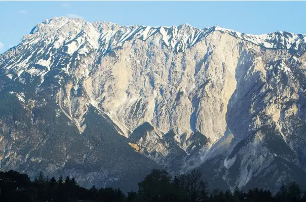  ??  ?? Der Tschirgant, vom südlich gelegenen Ötztal aus gesehen: In der Mitte befindet sich die markante Weißwand. Es ist jener Bereich, in dem sich bei einem Bergsturz vor 3000 Jahren hunderte Millionen Kubikmeter Fels lösten und die Landschaft am Fuß des Berges nachhaltig prägten.