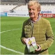  ?? FOTO: KLÜ ?? Frank Mill stellt im Essener Stadion seine Biografie vor.