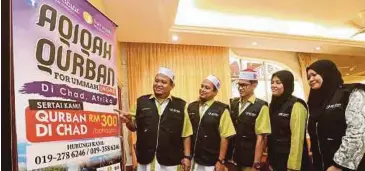  ??  ?? MUHAMMAD Hirman (kiri) bersama Pengurus Savanah Marketing Sdn Bhd Abdul Halim Othman (dua dari kiri) melihat kain rentang program.