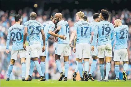  ?? FOTO: GETTY ?? La plantilla del City felicita a Delph por el golazo que cerró ayer el partido contra el Crystal Palace