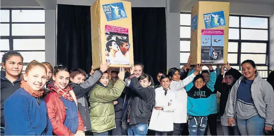  ?? (RAMIRO PEREYRA) ?? No a la guerra. Los chicos esperan que sus cartas lleguen a manos de los líderes mundiales. Se colocan en urnas para enviarlas por correo.