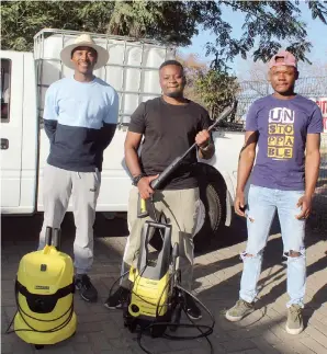  ?? ?? Tito Matlala, Themba Mabotha and Gideon Mothiba are ready to give Polokwane mobile car wash services.