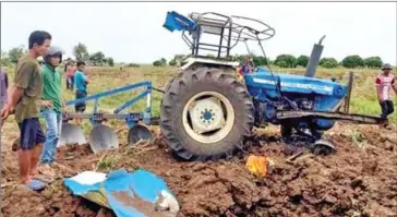  ?? FRESH NEWS ?? A tractor damaged in a landmine explosion in Pailin province’s Sala Krao district on Saturday.