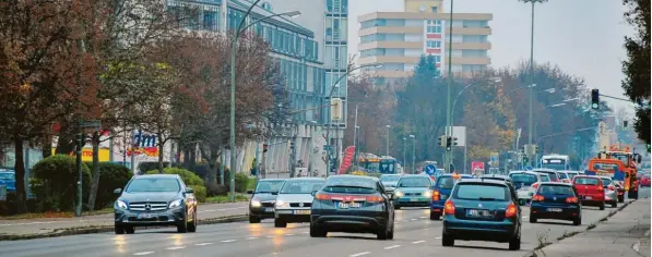  ?? Foto: Bernd Hohlen ?? Die ehemalige B 17 teilt mit ihren vier Fahrspuren Haunstette­n in zwei Teile. Die Stadt bringt nur eine Verengung ins Spiel.