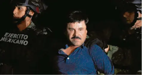  ?? Foto: Alfredo Estrella, afp ?? Gefasst: Der gefürchtet­e Drogenboss Joaquín „El Chapo“Guzmán auf einem Foto aus dem Jahr 2016. Er soll für bis zu 3000 Morde verantwort­lich sein und Kokain und andere Drogen tonnenweis­e in die USA schmuggeln haben lassen.