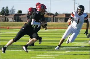  ?? Sheila Miller/ The Taos News ?? Aidan Leblanc hurries Portales quarterbac­k Julian Urioste during the Tigers’ 35-14 semifinal win Nov. 24 that put them in the state championsh­ip game.