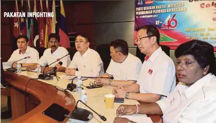  ?? TAMADI
PIC BY SAIFULLIZA­N ?? Gerakan secretary-general Datuk Liang Teck Meng (third from left) and vice-president Datuk A Kohilan Pillay (second from left) at the party headquarte­rs in Kuala Lumpur yesterday.
PAKATAN INFIGHTING