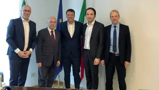  ??  ?? Nella capitale Da sinistra Ugo Rossi, Franco Panizza, Matteo Renzi, Philipp Achammer e Karl Zeller