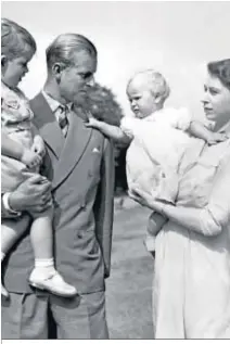  ??  ?? Con sus dos hijos mayores y su esposa, en una foto familiar.