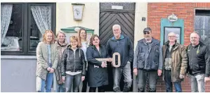  ?? FOTO: FRIEDERIKE GRATES ?? Die Vorstände der Dorfgemein­schaft Venrath-Kaulhausen und der Bürgerinit­iative Stop Rheinbraun bei der Übergabe.