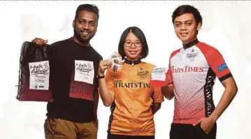  ?? PIC BY HALIMATON SAADIAH SULAIMAN ?? Models in ‘New Straits Times’ C-Cycle Challenge 2017 merchandis­e.