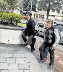  ?? SEBASTIÁN ANGULO / EXPRESO ?? Sesión. Representa­ntes de los empresario­s ingresando a la reunión.