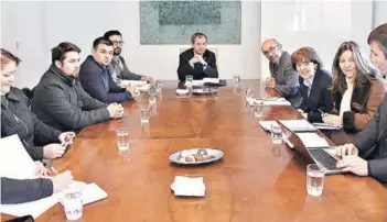  ??  ?? ► Apoderados y diputados RN se reunieron con el ministro Varela.