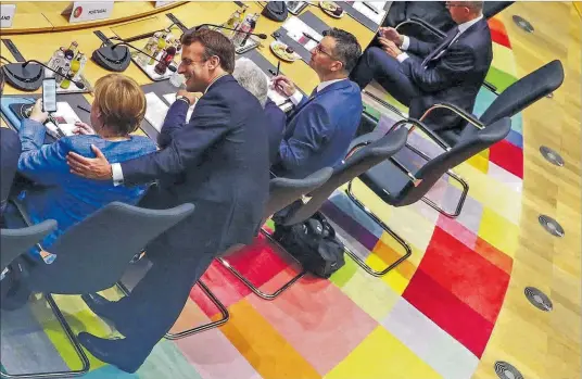  ?? REUTERS / STEPHANIE LECOCQ ?? Emmanuel Macron parla amb Angela Merkel durant la cimera.