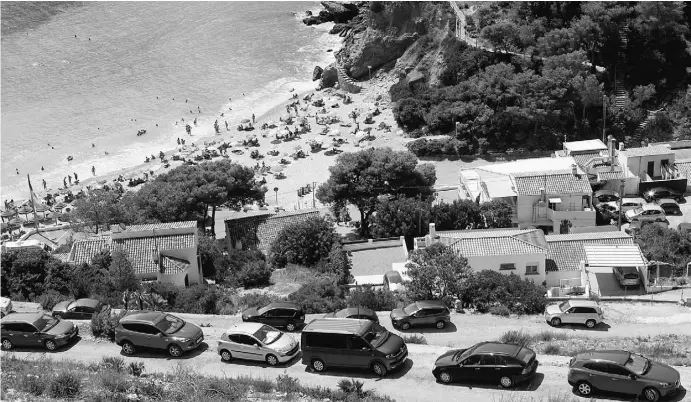  ?? Foto: Ángel García ?? Autos verboten. Um das Gebiet zu schützen, kommen Besucher seit Juni nur noch mit dem Busshuttle zur Cala de la Granadella.