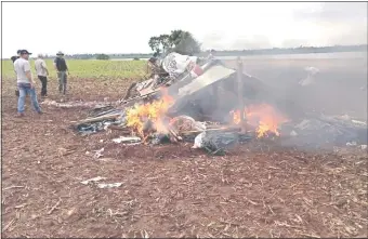  ??  ?? Sojeros descendien­tes de brasileños derribaron una carpa precaria de los “sintierras”.