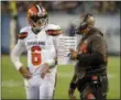  ?? CHARLES REX ARBOGAST — THE ASSOCIATED PRESS ?? Browns quarterbac­k Cody Kessler talks to head coach Hue Jackson during the first half.