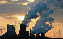  ??  ?? Braunkohle­kraftwerke wie das Werk Neurath in Grevenbroi­ch sind vielen Klimaschüt­zern ein Dorn im Auge.