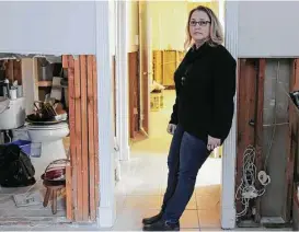  ?? Elizabeth Conley / Houston Chronicle ?? Months after Hurricane Harvey hit, Sharon Bippus is still dealing with the damage at her townhome.