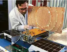  ?? Nasa/Associated Press ?? Engenheiro testa painel solar de um dos cubesats, satélites de pequeno porte e baixo custo, que irão a Marte