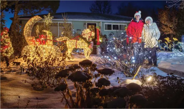  ?? LIAM RICHARDS ?? Janet and Ken Wanner show off their Christmas lights display, featuring a theme reminiscen­t of an old-fashioned Currier and Ives holiday card.