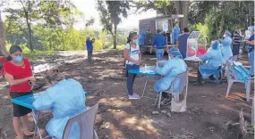  ??  ?? Atentos. La población atendió el llamado y cumplió con el distanciam­iento social y medidas sanitarias a la hora de realizar la prueba PCR.