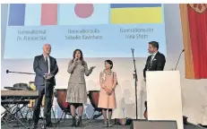  ?? ?? Die Konsule Etienne Sur, Iryna Shum und Setsuko Kawahara (v.r.) waren als Vertreter der Partnerstä­dte nach Meerbusch gekommen.