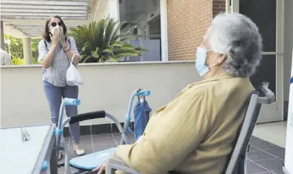  ?? FRANCISCO GONZÁLEZ ?? Visita de un familiar a una persona mayor en una residencia de Córdoba el pasado mes de junio.