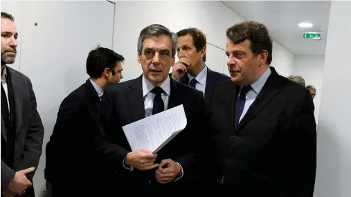  ??  ?? Lundi 6 février, 17 h 10. François Fillon et son porte-parole, Thierry Solère, quittent la salle de presse du QG de campagne. Le candidat de la droite à la présidenti­elle a imposé à son entourage l’idée d’une rencontre avec les journalist­es.