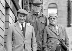  ??  ?? OLD PALS: Peter Sallis (left) with fellow ‘Last of the Summer Wine’ actors Brian Wilde (Foggy) and Bill Owen (Compo)