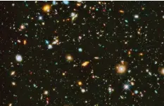  ?? Foto: Nasa ?? Eine Aufnahme des Hubble Space Teleskops mit einem extrem tiefen Blick in unser Universum. Jeder Lichtfleck bzw. Punkt stellt keinen einzelnen Stern mehr dar, sondern jeweils eine ganze Galaxie, die wiederum hunderte von Milliarden einzelner Sterne bzw. Sonnen beinhaltet. Alles ist in enormer Geschwindi­gkeit seit dem Urknall unterwegs.