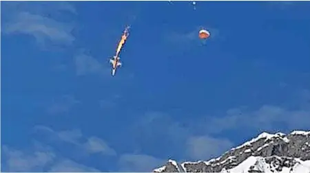  ?? 20MIN/NEWS-SCOUT ?? Der Pilot konnte sich mit dem Fallschirm retten, die Unglücksma­schine schlug auf der Melchsee-frutt auf.