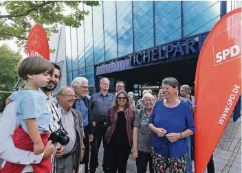  ?? RP-FOTO: GOTTFRIED EVERS ?? Mindestens drei Generation­en von SPD-Freunden trafen sich am Wochenende am Tichelpark-Kino in Kleve. Barbara Hendricks lud nicht nur zum Grillen, sondern auch zu dem preisgekrö­nten Film „More than honey“ein.