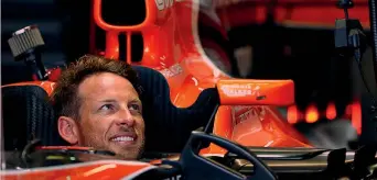  ?? AP-COLOMBO ?? Prova abitacolo sulla McLaren-Honda per Jenson Button, 37 anni, al rientro in Formula 1; Lewis Hamilton, 32 anni, si esibisce in un burn-out con la sua Mv Agusta; Sebastian Vettel, invece, è arrivato in bici