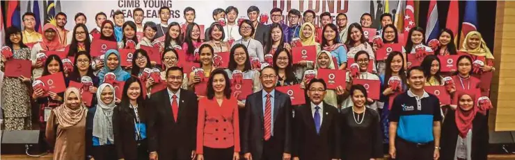  ?? PIC BY OSMAN ADNAN ?? In the front row are Hamidah Naziadin (fifth from left), CIMB Foundation Board of Trustee Datuk Robert Cheim (sixth from left), UKM deputy vice-chancellor (Industry and community partnershi­p) Professor Datuk Dr Imran Ho Abdullah (fourth from right)...