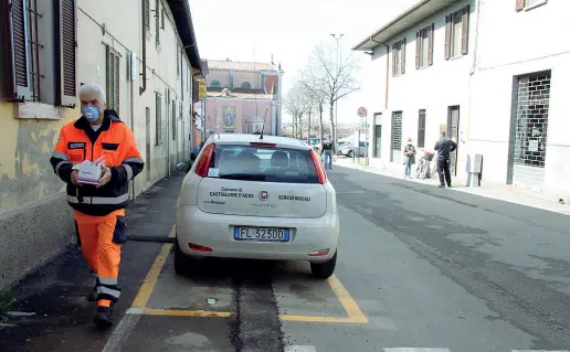  ?? (Gozzini) ?? Solidariet­à Un operatore dei servizi sociali del comune di Castiglion­e d’Adda consegna farmaci e prodotti a una famiglia costretta in casa